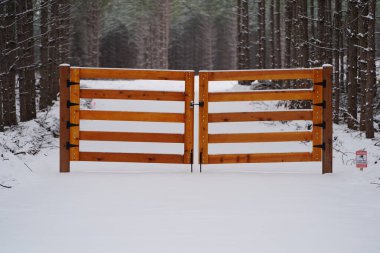 Taze lekeli ahşap kapı kışın mülkü koruyor..