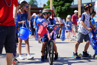 Sheboygan, Wisconsin ABD - 4 Temmuz 2019: Beytüllahim kilisesi ve yetişkin okulları ve Amerikan özgürlük renkleri giymiş çocuklar geçit töreninde izleyicilere şeker dağıtıyor