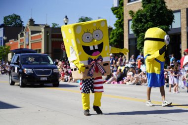 Sheboygan, Wisconsin / ABD - 4 Temmuz 2019: Birçok toplum üyesi bir izleyici olmak ve 4 Temmuz Özgürlük Festivali 'nin şehir merkezinde düzenlenen yürüyüşünü izlemek için geldi..