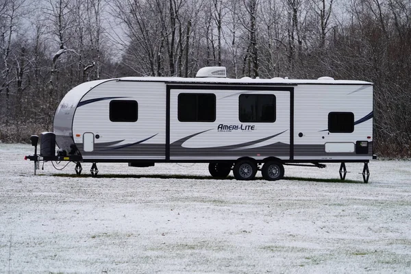 Karda park etmiş bir karavan.