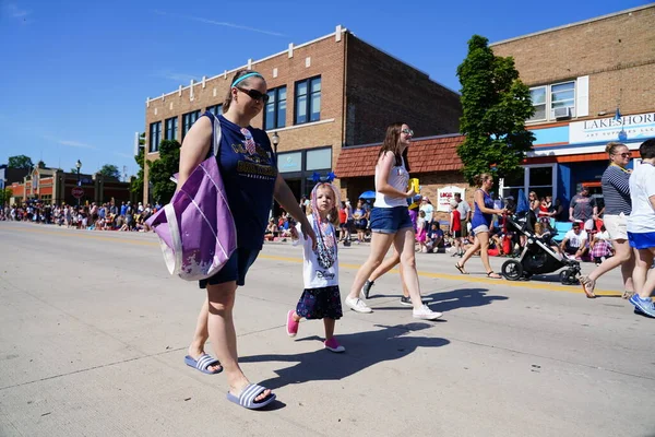 2019年7月4日 美国威斯康星州谢博根 伯利恒的路德教会和学校的成人和儿童身着美国自由骄傲的衣服 向游行的观众分发糖果 — 图库照片