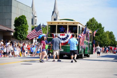 Sheboygan, Wisconsin / ABD - 4 Temmuz 2019: Titletown tramvayı 4 Temmuz Amerikan Özgürlük Yürüyüşü boyunca seyahat