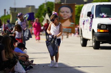 Sheboygan, Wisconsin ABD - 4 Temmuz 2019: Beytüllahim kilisesi ve yetişkin okulları ve Amerikan özgürlük renkleri giymiş çocuklar geçit töreninde izleyicilere şeker dağıtıyor