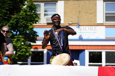 Sheboygan, Wisconsin ABD - 4 Temmuz 2019: İklim aktivisti ve Greta Thunberg destekçileri 4 Temmuz kutlamaları sırasında özgürlük yürüyüşü yaptılar