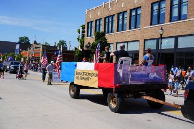 Sheboygan, Wisconsin ABD - 4 Temmuz 2019: İklim aktivisti ve Greta Thunberg destekçileri 4 Temmuz kutlamaları sırasında özgürlük yürüyüşü yaptılar