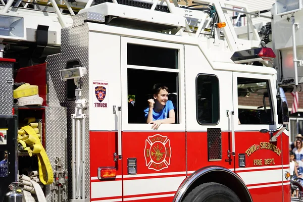 美国威斯康星州谢博根 2019年7月4日 谢博根消防员和消防车参加了7月4日自由自豪游行 — 图库照片