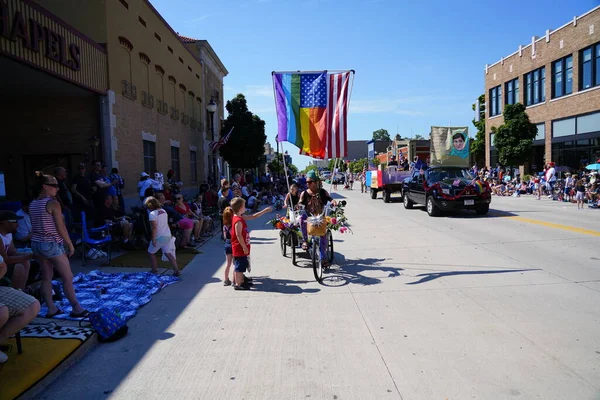 Sheboygan, Wisconsin ABD - 4 Temmuz 2019: İklim aktivisti ve Greta Thunberg destekçileri 4 Temmuz kutlamaları sırasında özgürlük yürüyüşü yaptılar