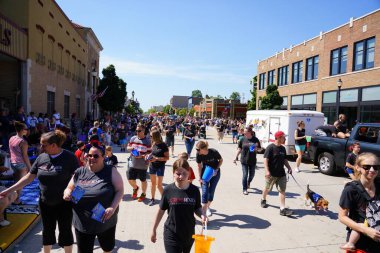 Sheboygan, Wisconsin ABD - 4 Temmuz 2019: Beytüllahim kilisesi ve yetişkin okulları ve Amerikan özgürlük renkleri giymiş çocuklar geçit töreninde izleyicilere şeker dağıtıyor.