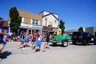 Sheboygan, Wisconsin ABD - 4 Temmuz 2019: Beytüllahim kilisesi ve yetişkin okulları ve Amerikan özgürlük renkleri giymiş çocuklar geçit töreninde izleyicilere şeker dağıtıyor.   