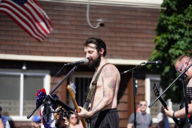 Sheboygan, Wisconsin / ABD - 4 Temmuz 2019: Birçok toplum üyesi bir izleyici olmak ve 4 Temmuz Özgürlük Festivali 'nin şehir merkezinde düzenlenen yürüyüşünü izlemek için geldi..