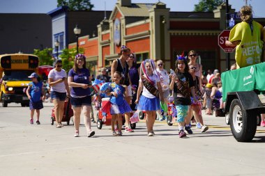 Sheboygan, Wisconsin ABD - 4 Temmuz 2019: Beytüllahim kilisesi ve yetişkin okulları ve Amerikan özgürlük renkleri giymiş çocuklar geçit töreninde izleyicilere şeker dağıtıyor