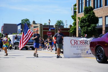 Sheboygan, Wisconsin - 4 Temmuz 2022: Özgürlük Festivali katılımcıları yetişkinlere ve çocuklara şeker dağıttı.