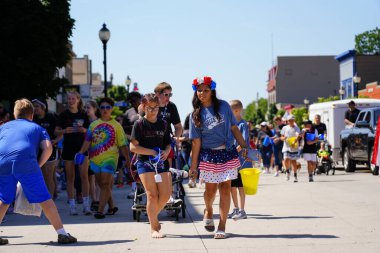 Sheboygan, Wisconsin - 4 Temmuz 2022: Özgürlük Festivali katılımcıları yetişkinlere ve çocuklara şeker dağıttı.