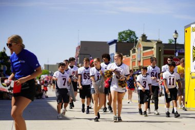 Sheboygan, Wisconsin ABD - 4 Temmuz 2019: İklim aktivistleri 4 Temmuz kutlamaları sırasında özgürlük yürüyüşünde yürüdüler. 