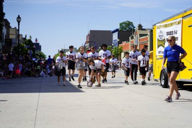 Sheboygan, Wisconsin ABD - 4 Temmuz 2019: İklim aktivistleri 4 Temmuz kutlamaları sırasında özgürlük yürüyüşünde yürüdüler. 