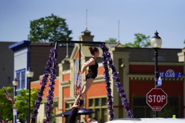 Sheboygan, Wisconsin ABD - 4 Temmuz 2019: İklim aktivistleri 4 Temmuz kutlamaları sırasında özgürlük yürüyüşünde yürüdüler. 