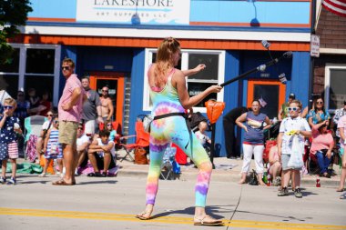 Sheboygan, Wisconsin ABD - 4 Temmuz 2019: İklim aktivistleri 4 Temmuz kutlamaları sırasında özgürlük yürüyüşünde yürüdüler. 