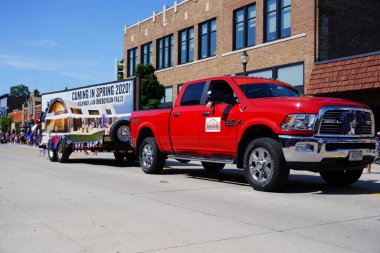 Sheboygan, Wisconsin ABD - 4 Temmuz 2019: İklim aktivistleri 4 Temmuz kutlamaları sırasında özgürlük yürüyüşünde yürüdüler. 