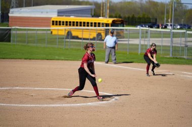 Sheboygan, Wisconsin ABD - 9 Temmuz 2022: WIAA Lisesi Kadın Softball Yarışması.