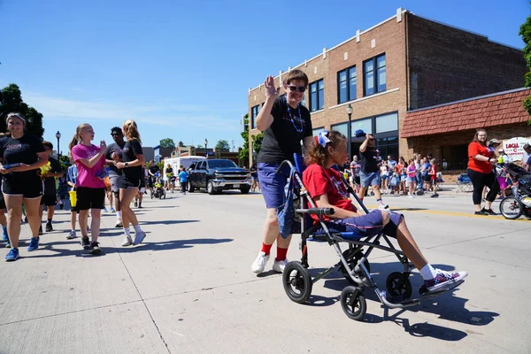 Sheboygan, Wisconsin - 4 Temmuz 2022: Özgürlük Festivali katılımcıları yetişkinlere ve çocuklara şeker dağıttı.