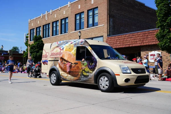 Sheboygan, Wisconsin ABD - 4 Temmuz 2019: İklim aktivistleri 4 Temmuz kutlamaları sırasında özgürlük yürüyüşünde yürüdüler. 