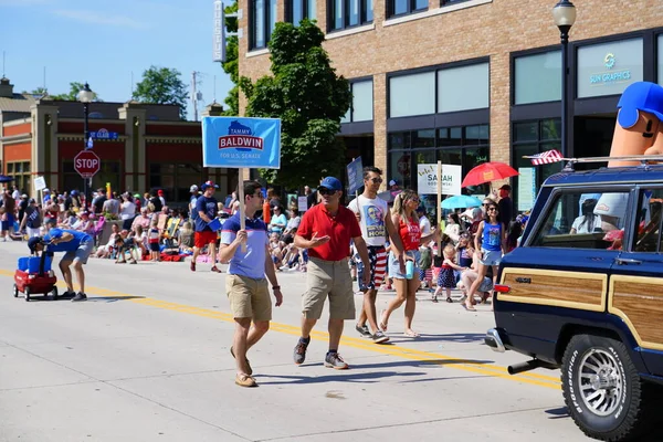 Sheboygan, Wisconsin ABD - 4 Temmuz 2019: İklim aktivistleri 4 Temmuz kutlamaları sırasında özgürlük yürüyüşünde yürüdüler. 