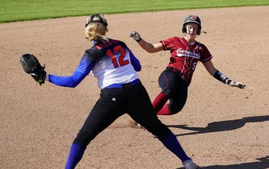 Sheboygan, Wisconsin ABD - 9 Temmuz 2022: WIAA Lisesi Kadın Softball Yarışması.