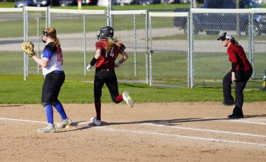 Sheboygan, Wisconsin ABD - 9 Temmuz 2022: WIAA Lisesi Kadın Softball Yarışması.