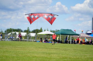 İki nehir, Wisconsin / ABD - 5 Eylül 2020: Profesyonel pilotlar Michigan Gölü üzerinde uçurtmalara gelip izleyicilere yeteneklerini gösterdiler