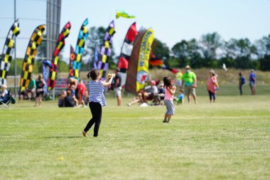 İki nehir, Wisconsin / ABD - 5 Eylül 2020: Aile üyeleri ve çocuklar Michigan Gölü üzerindeki uçurtmalarda harika vakit geçiriyorlar.