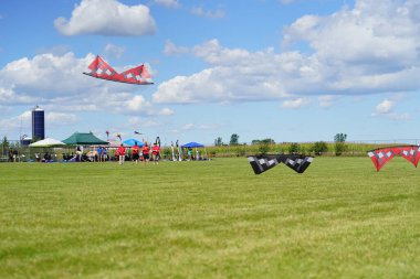 İki nehir, Wisconsin / ABD - 5 Eylül 2020: Profesyonel pilotlar Michigan Gölü üzerinde uçurtmalara gelip izleyicilere yeteneklerini gösterdiler