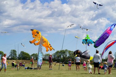 İki nehir, Wisconsin / ABD - 5 Eylül 2020: Aile üyeleri ve çocuklar Michigan Gölü üzerindeki uçurtmalarda harika vakit geçiriyorlar.