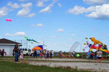 İki nehir, Wisconsin / ABD - 5 Eylül 2020: Aile üyeleri ve çocuklar Michigan Gölü üzerindeki uçurtmalarda harika vakit geçiriyorlar.