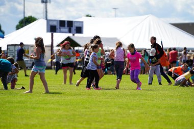 İki nehir, Wisconsin / ABD - 5 Eylül 2020: Profesyonel pilotlar Michigan Gölü üzerinde uçurtmalara gelip izleyicilere yeteneklerini gösterdiler