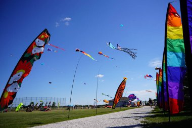 İki nehir, Wisconsin / ABD - 5 Eylül 2020: Aile üyeleri ve çocuklar Michigan Gölü üzerindeki uçurtmalarda harika vakit geçiriyorlar.