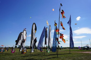 İki nehir, Wisconsin / ABD - 5 Eylül 2020: Aile üyeleri ve çocuklar Michigan Gölü üzerindeki uçurtmalarda harika vakit geçiriyorlar.