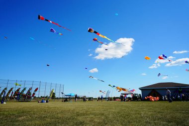 İki nehir, Wisconsin / ABD - 5 Eylül 2020: Aile üyeleri ve çocuklar Michigan Gölü üzerindeki uçurtmalarda harika vakit geçiriyorlar.