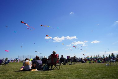 İki nehir, Wisconsin / ABD - 5 Eylül 2020: Aile üyeleri ve çocuklar Michigan Gölü üzerindeki uçurtmalarda harika vakit geçiriyorlar.