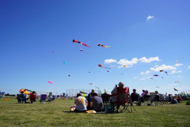 İki nehir, Wisconsin / ABD - 5 Eylül 2020: Aile üyeleri ve çocuklar Michigan Gölü üzerindeki uçurtmalarda harika vakit geçiriyorlar.
