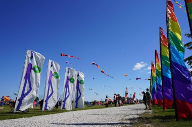 İki nehir, Wisconsin / ABD - 5 Eylül 2020: Aile üyeleri ve çocuklar Michigan Gölü üzerindeki uçurtmalarda harika vakit geçiriyorlar.