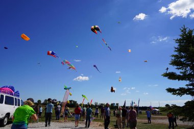 İki nehir, Wisconsin / ABD - 5 Eylül 2020: Aile üyeleri ve çocuklar Michigan Gölü üzerindeki uçurtmalarda harika vakit geçiriyorlar.