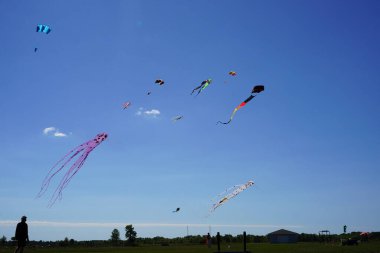 İki nehir, Wisconsin / ABD - 5 Eylül 2020: Birçok dev renkli uçurtmalar ve rüzgar bayrakları iki nehir lisesinde sergileniyor