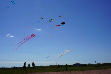 İki nehir, Wisconsin / ABD - 5 Eylül 2020: Birçok dev renkli uçurtmalar ve rüzgar bayrakları iki nehir lisesinde sergileniyor