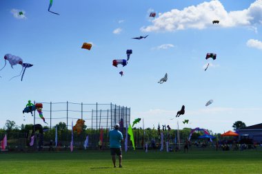 İki nehir, Wisconsin / ABD - 5 Eylül 2020: Aile üyeleri ve çocuklar Michigan Gölü üzerindeki uçurtmalarda harika vakit geçiriyorlar.