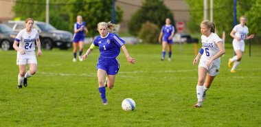 Oshkosh, Wisconsin ABD - 9 Nisan 2022: Oshkosh United Soccer hazırlık turnuvasında oynayan genç bayan futbolcular.