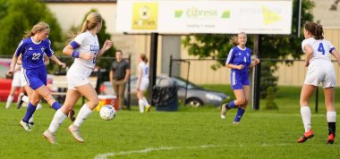 Oshkosh, Wisconsin ABD - 9 Nisan 2022: Oshkosh United Soccer hazırlık turnuvasında oynayan genç bayan futbolcular.