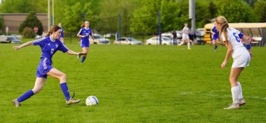 Oshkosh, Wisconsin ABD - 9 Nisan 2022: Oshkosh United Soccer hazırlık turnuvasında oynayan genç bayan futbolcular.