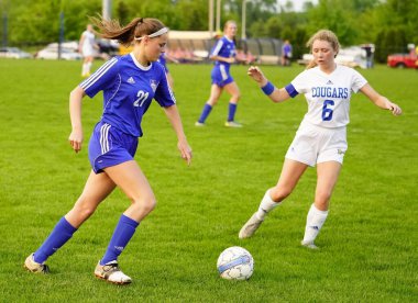 Oshkosh, Wisconsin ABD - 9 Nisan 2022: Oshkosh United Soccer hazırlık turnuvasında oynayan genç bayan futbolcular.