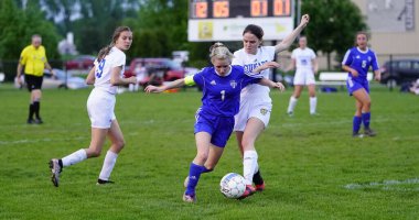 Oshkosh, Wisconsin ABD - 9 Nisan 2022: Oshkosh United Soccer hazırlık turnuvasında oynayan genç bayan futbolcular.