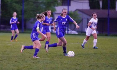 Oshkosh, Wisconsin ABD - 9 Nisan 2022: Oshkosh United Soccer hazırlık turnuvasında oynayan genç bayan futbolcular.